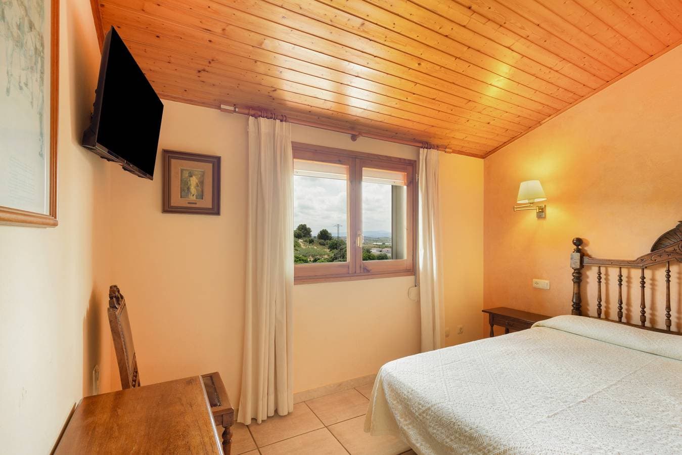 Foto 8 von 23: Zimmer mit Frühstück 'Ball De Bastons', Bergblick, WLAN & Klimaanlage