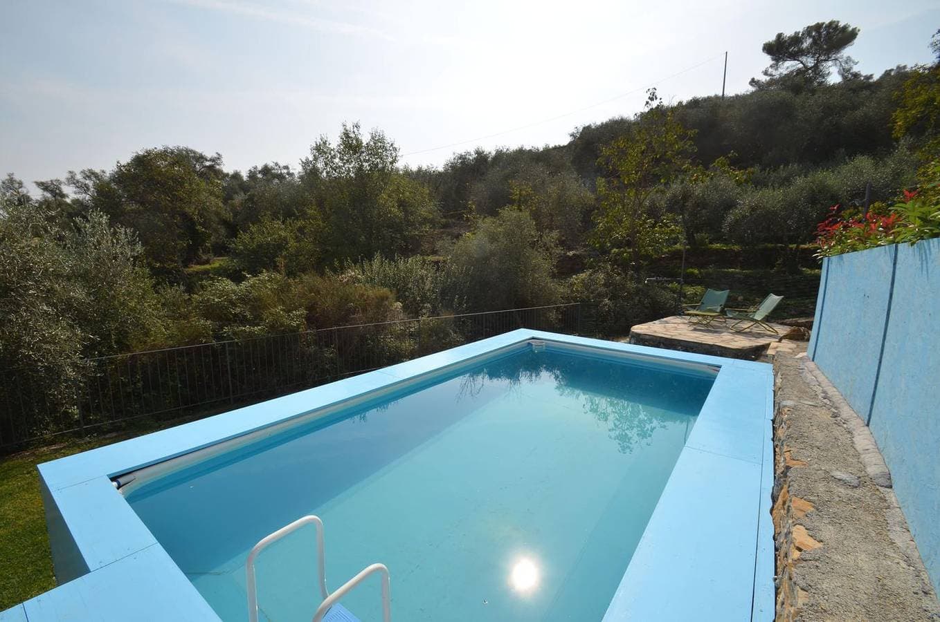 Foto 2 von 28: Alleinstehendes Ferienhaus mit Pool und Garten in Panoramalage