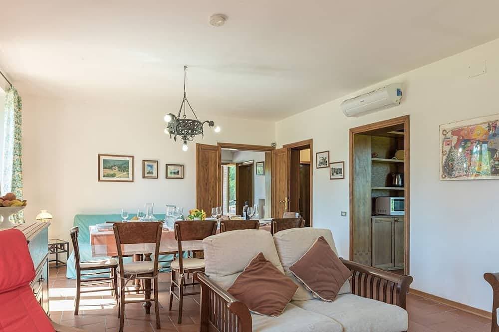 Foto 12 von 30: Das Haus hat 10 Schlafplätze. Im Ergeschoß gibt es einen großes Wohnzimmer mit Kamin, eine Küche, ei