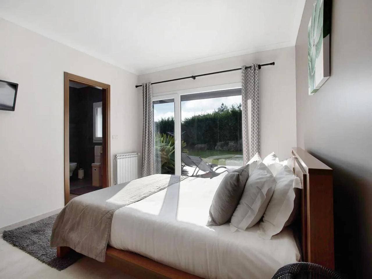 Foto 11 von 17: Alluring Villa with Private Pool Garden and Coast