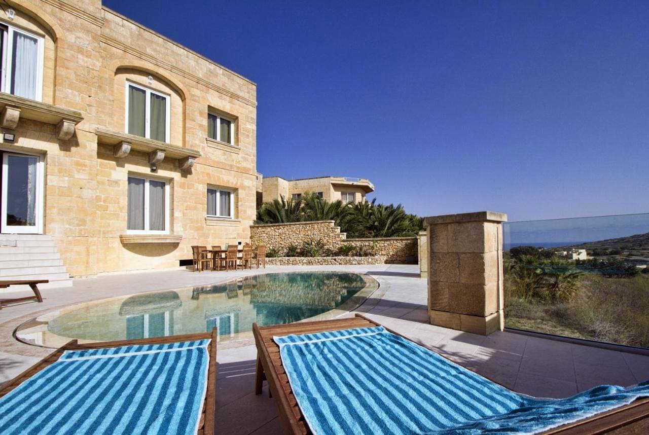 Foto 2 von 5: Four-Bedroom Villa with Private Pool