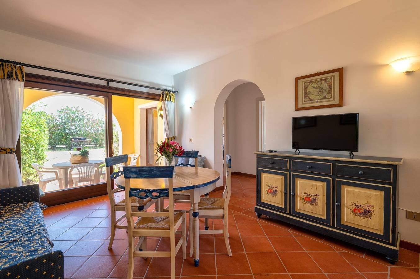 Foto 3 von 23: Ferienwohnung 'Trilocale Fiordaliso' mit Meerblick, Terrasse und Gemeinschaftspool