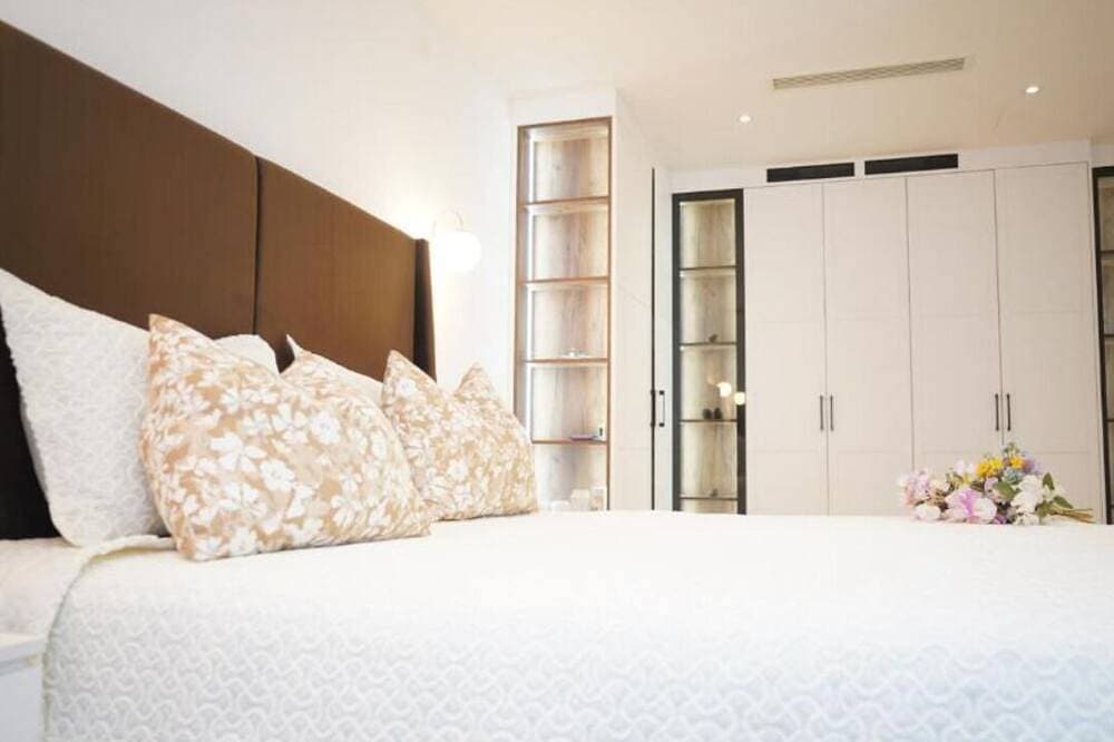 Foto 2 von 19: Modern, Bright Beachfront Flat in Rafailovici