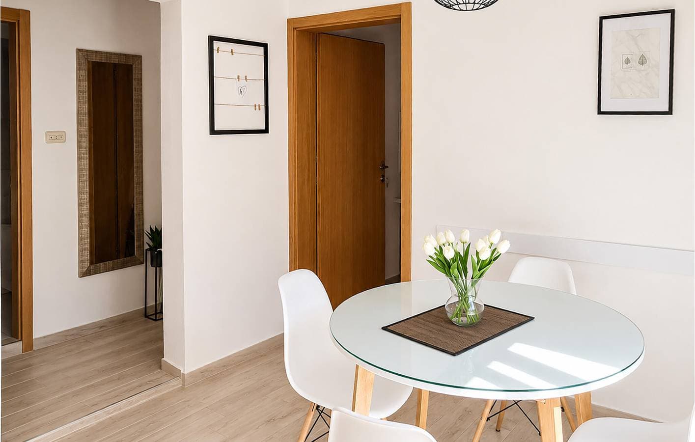 Foto 4 von 23: Gemütlich, 2 km von der Küste entfernt: WLAN, Klimaanlage, Parkplatz, Terrasse und Küche!