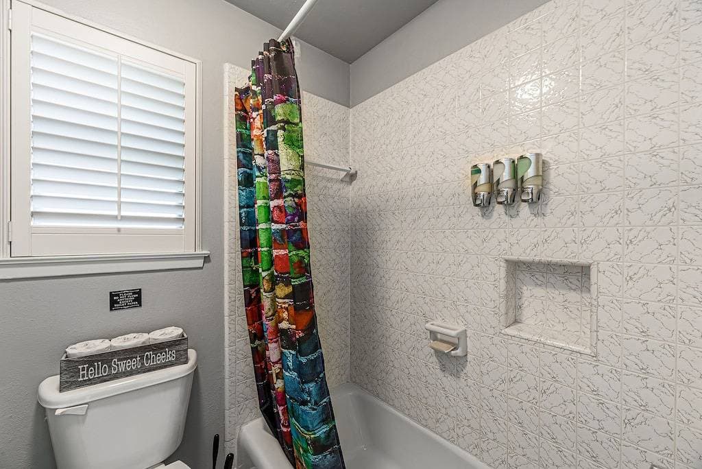 Foto 11 von 37: The Paris- Colorful 3Bedroom 2Bath Sfh w/Heated Pool Available