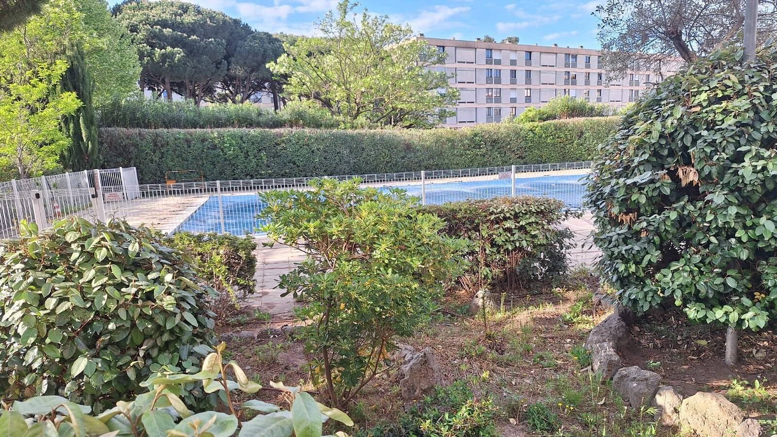 Foto 9 von 10: Appartement „Le Balcon Des Arènes“: Bergblick, Gemeinschaftspool und WLAN