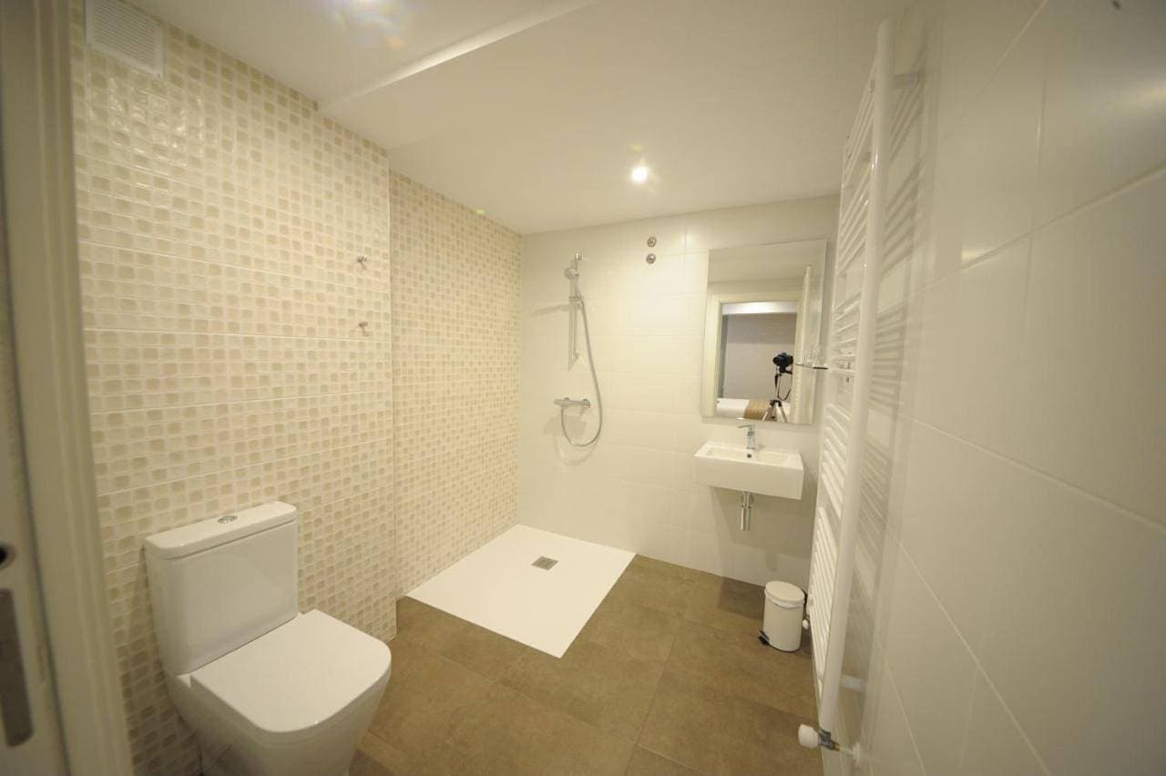 Foto 8 von 9: King Room with Roll-In Shower - Disability Access