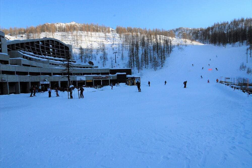Panoramic two-room apartment with terraces in Cervinia. Facing the ski slopes. Wifi included. 1