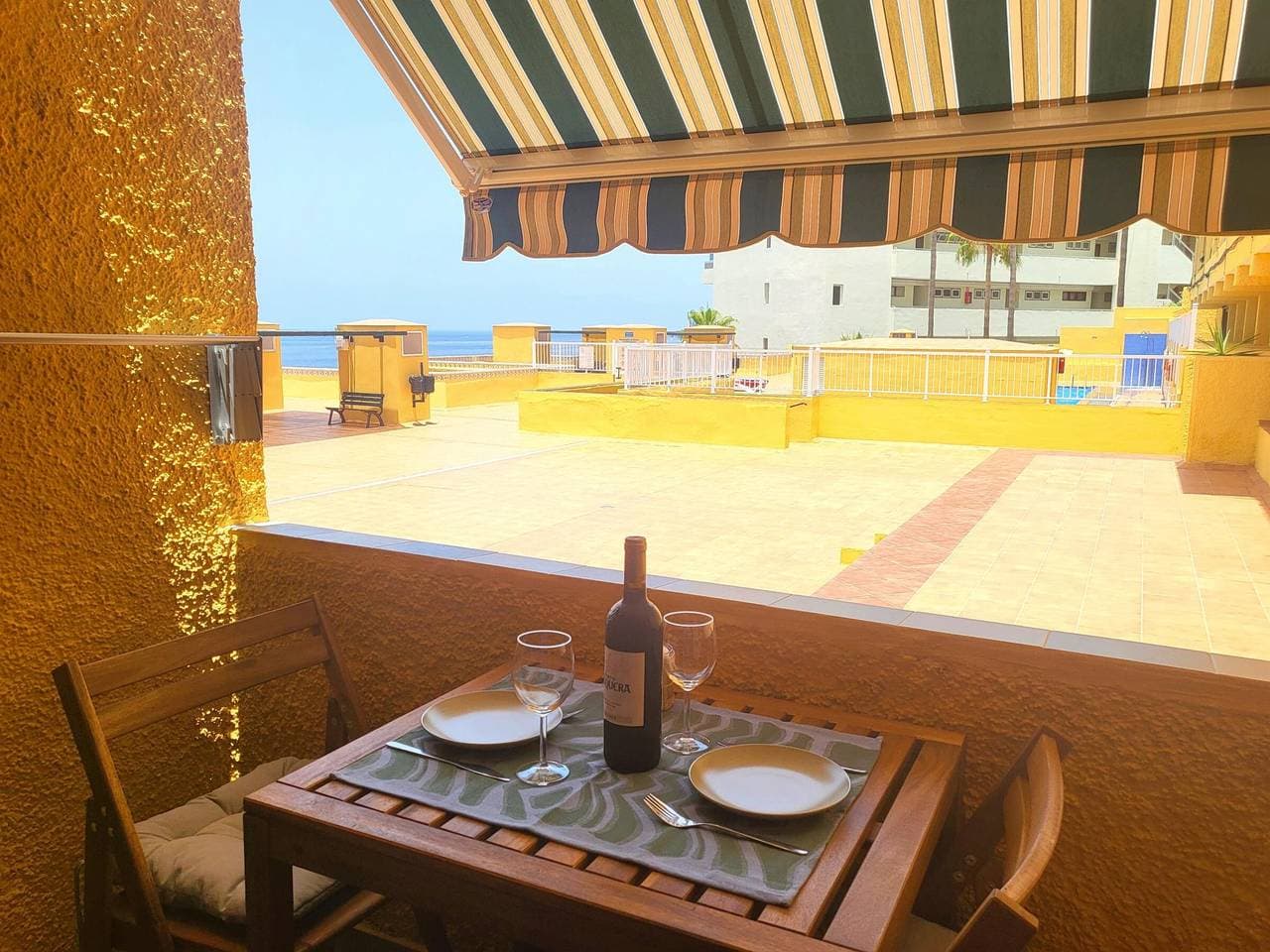 Foto 3 von 25: Moderne Unterkunft mit Pool, Terrasse und Parkplatz in Playa La Arena