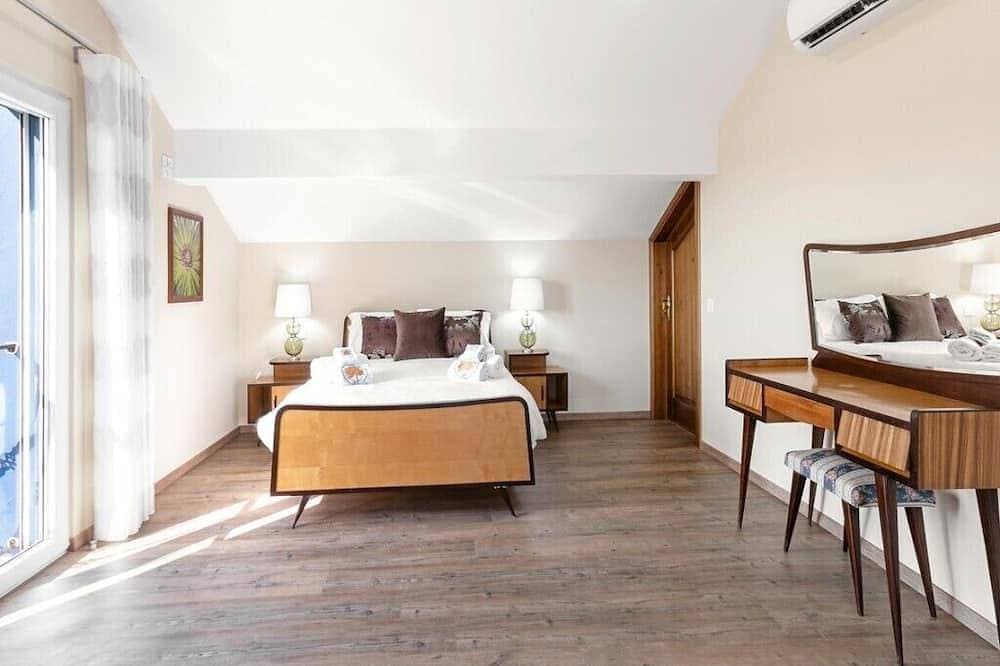Foto 3 von 22: Luxury 4-bedroom villa with heated pool and private property in tranquil Guisado