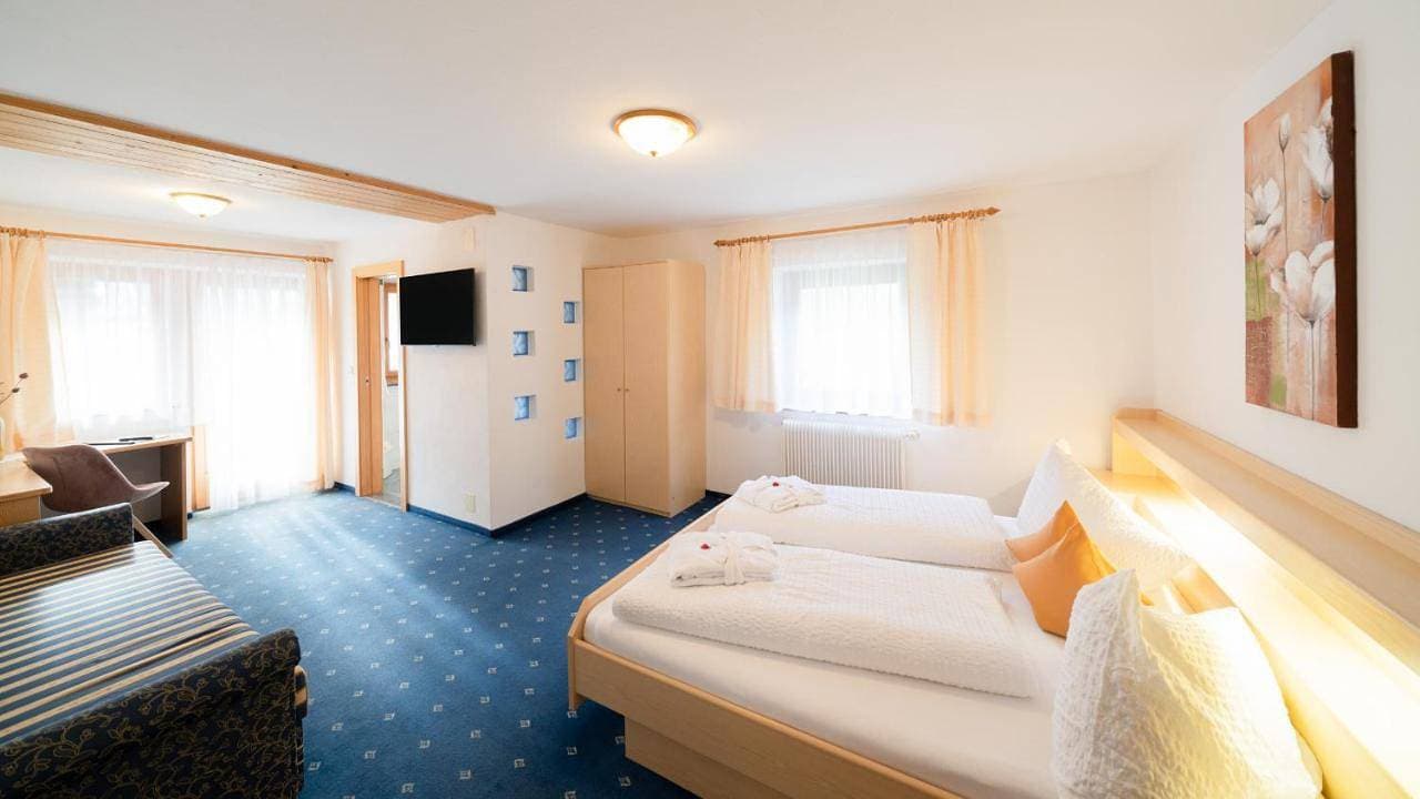 Foto 6 von 11: Double Room with Balcony and Mountain View