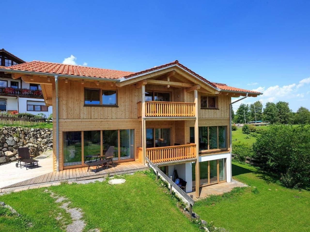 Chalet mit Blick auf das Wasser 1