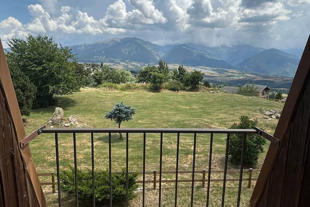 Foto 8 von 21: Cozy Apartment with Mountain View, Balcony & Free Parking