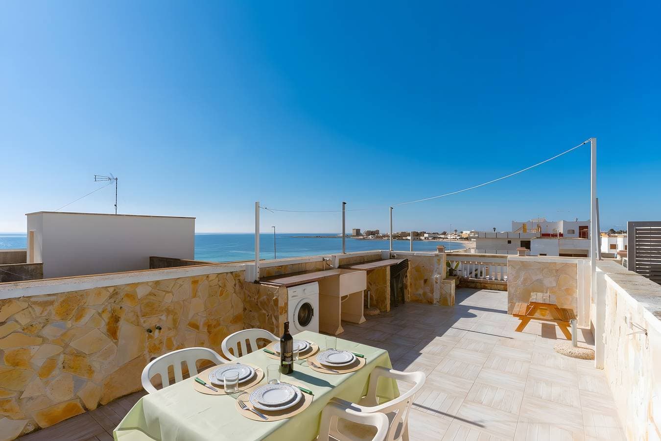 Foto 2 von 28: Ferienwohnung 'Due Passi Dal Mare' mit Meerblick, Gemeinschaftsterrasse und Klimaanlage
