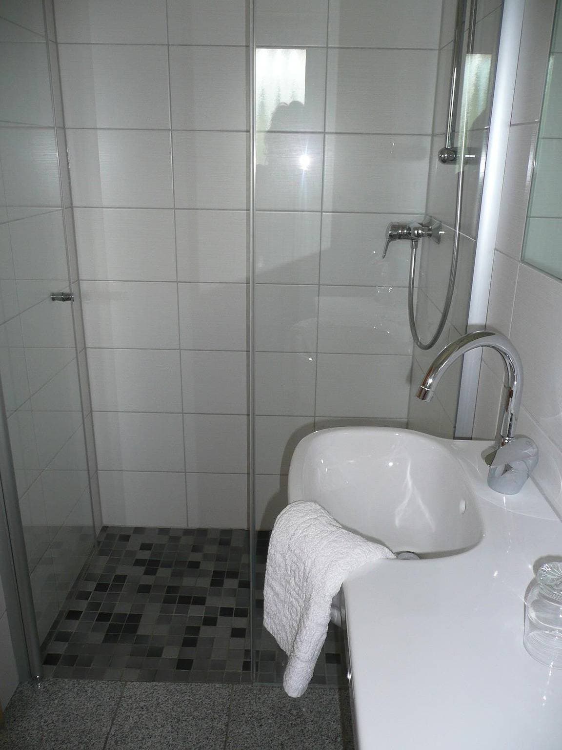 Foto 6 von 15: Doppelzimmer Dusche/Wc - Balkon