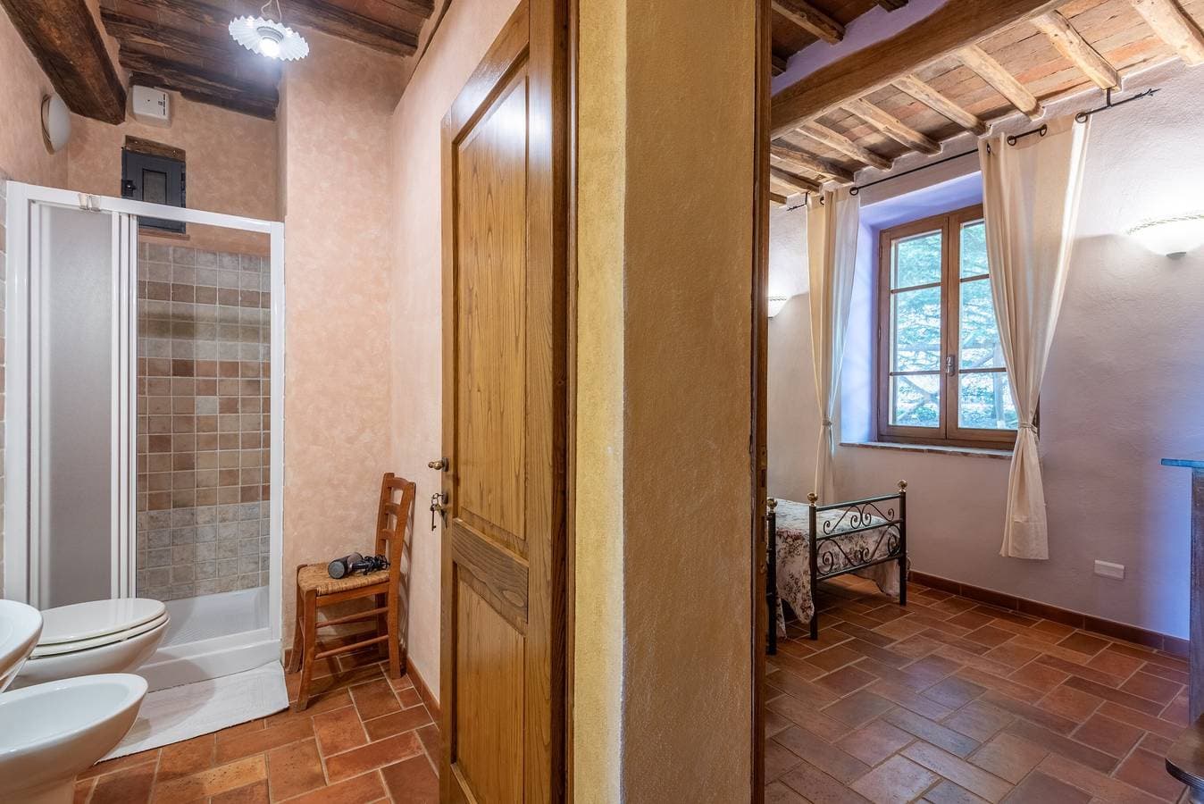 Foto 13 von 24: Zimmer 'Podere Marroneto - Camera 1' mit Bergblick, Gemeinschaftspool und Wi-Fi