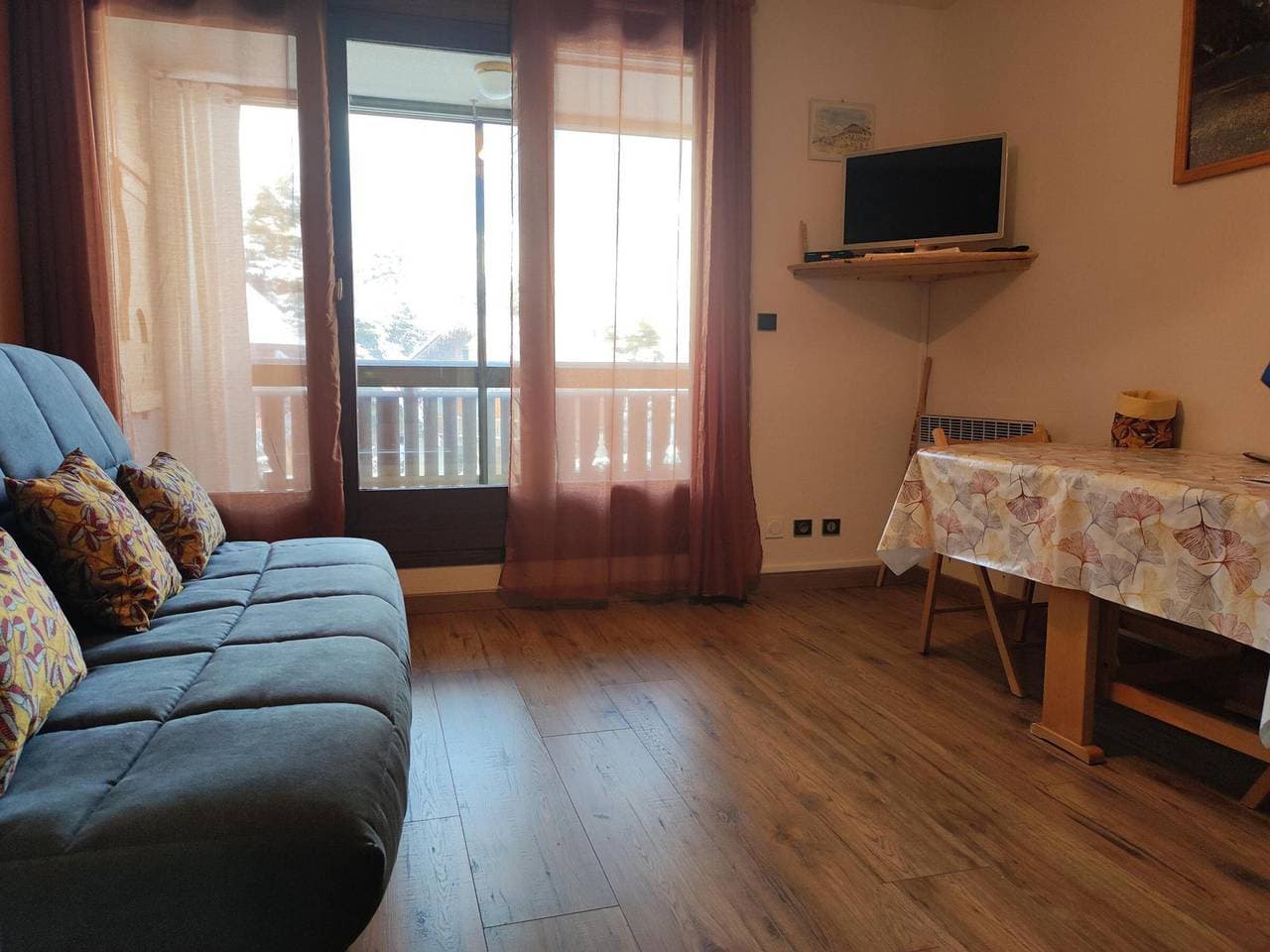 Foto 2 von 12: Gemütliches Studio mit direktem Pisten Zugang, Balkon mit Aussicht