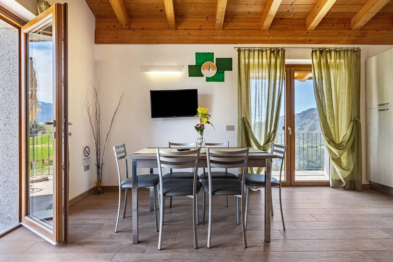 Foto 4 von 35: Ferienwohnung Bocca Nevese Pino mit Seeblick, Garten & WLAN