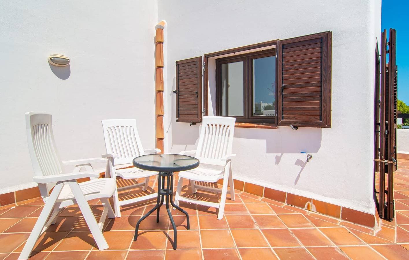 Foto 13 von 26: Sonniger Rückzugsort am Meer mit Pool und Terrasse