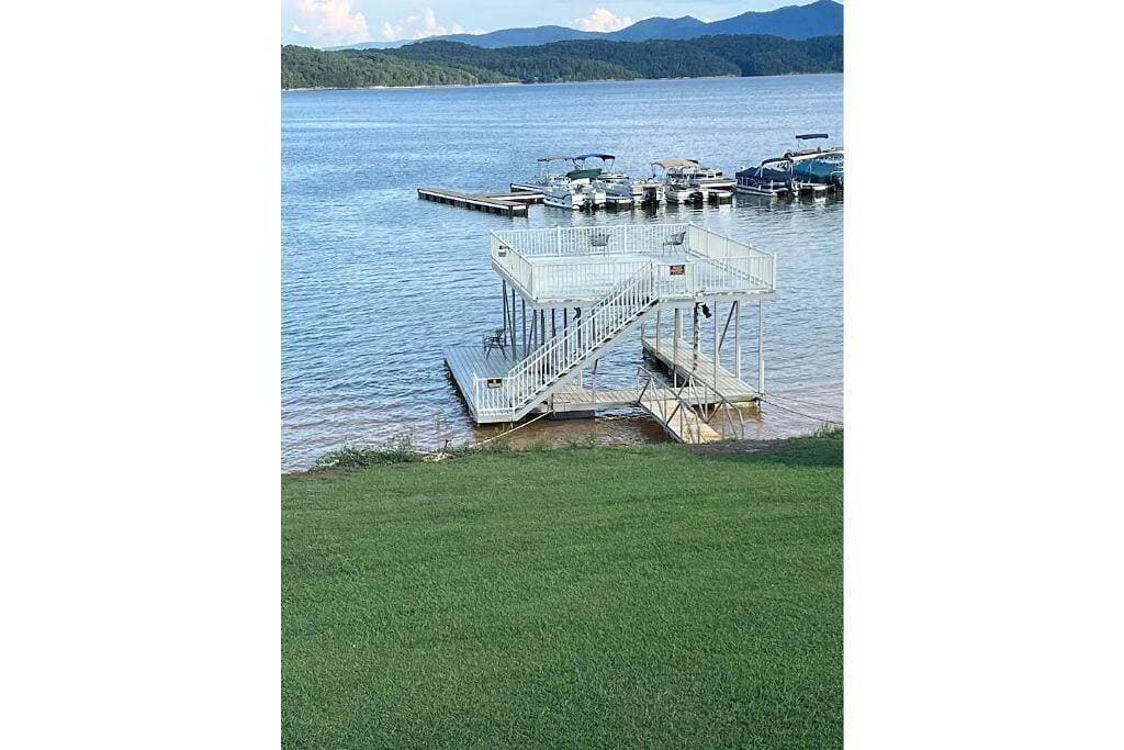 Foto 4 von 33: Douglas Lake -LakeFRONT home w/ Dock
