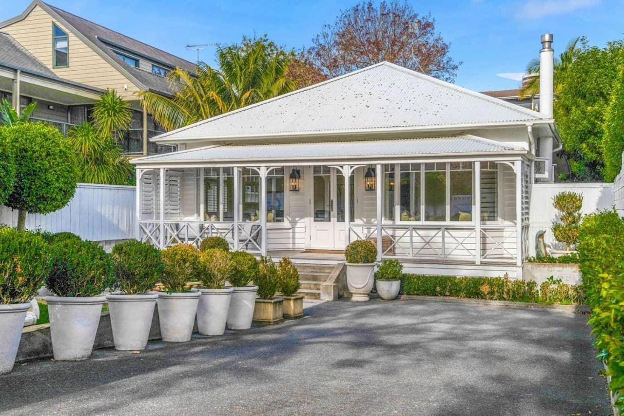 Luxury Herne Bay 3BR Villa with Deck - Parking 1