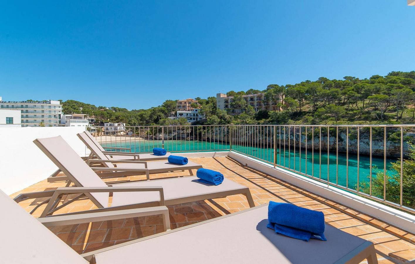 Foto 11 von 27: Gemütliches Strandappartement mit Terrasse - Blick auf Cala Llombards
