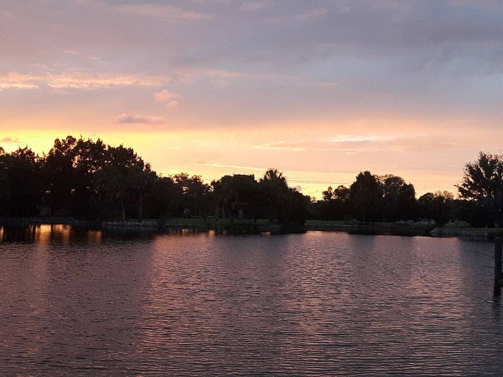 Foto 3 von 51: Alte Homosassa- Flusswasser-Vorderboot-Haus-Eismaschine-Tiefe-Bucht-Vier Kayaks