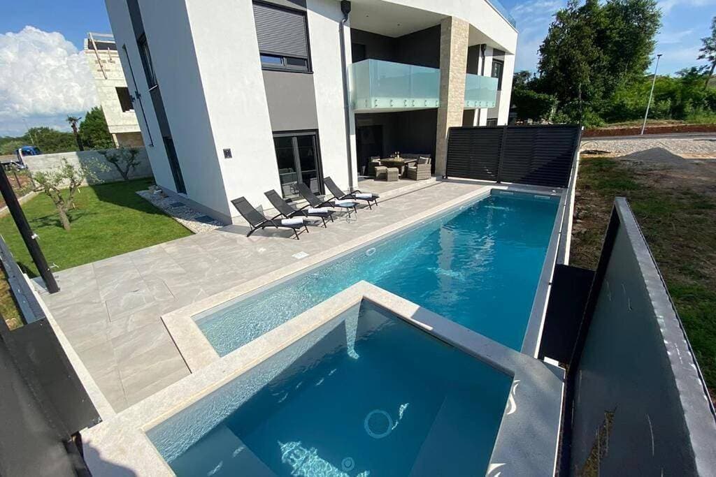 Villa Lighthouse mit Pool und Jacuzzi 1