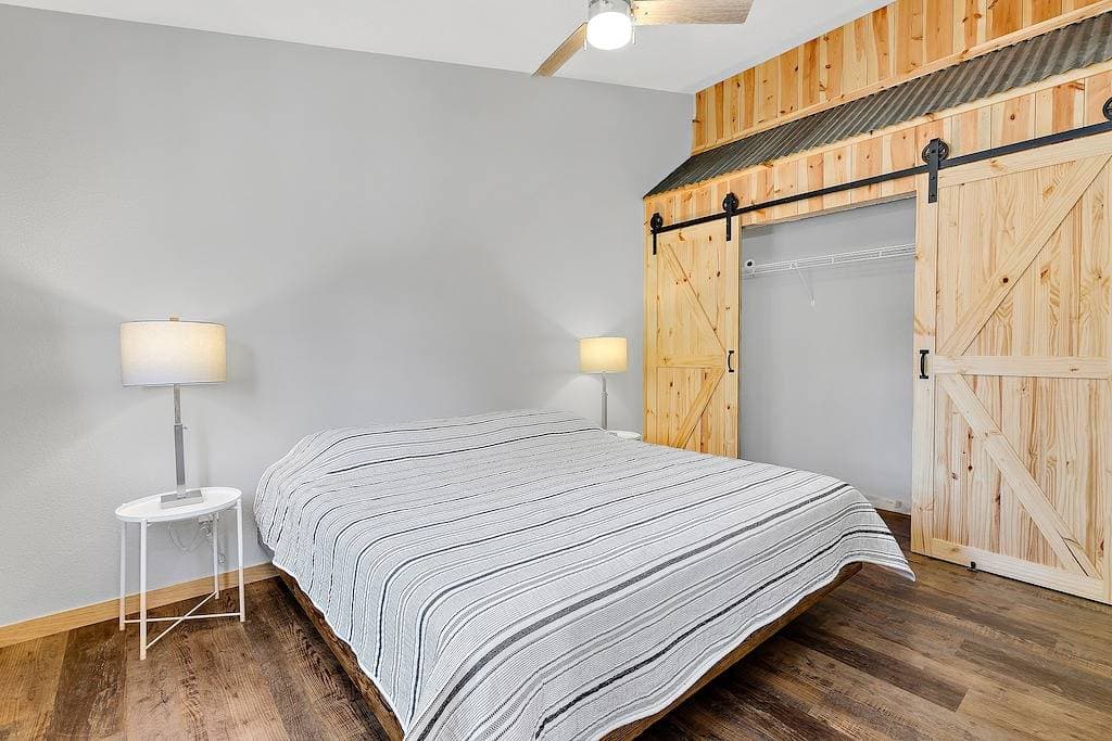 Foto 2 von 16: Modern rustic design with upscale finishes and 2 bedrooms.