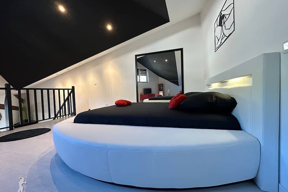 Foto 4 von 30: Charming Love Room with private spa Romantic getaway 2 steps from Belgium