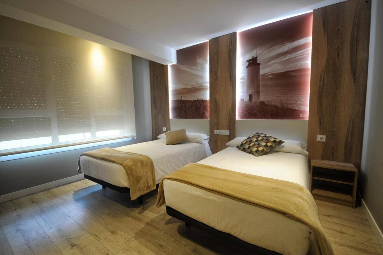 Foto 5 von 9: King Room with Roll-In Shower - Disability Access