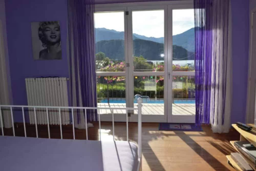 Foto 6 von 30: Elegant & Spacious Lakefront Retreat with Pool, Beach Access & Panoramic Views
