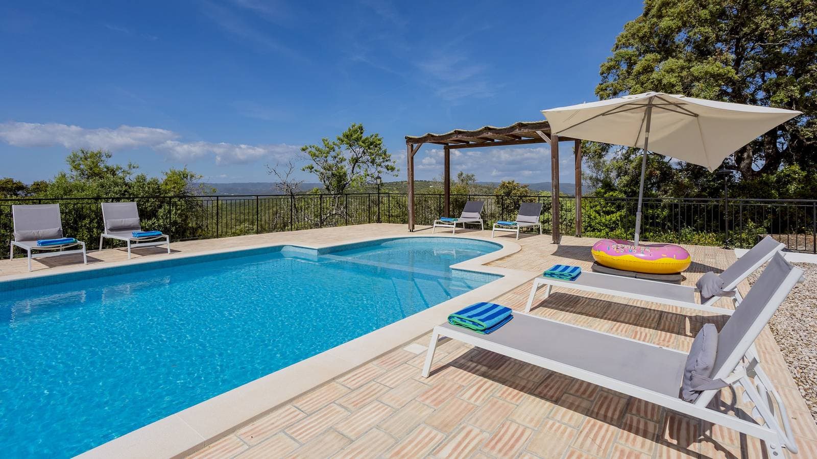 Foto 3 von 43: Villa für 8 Personen mit Terrasse