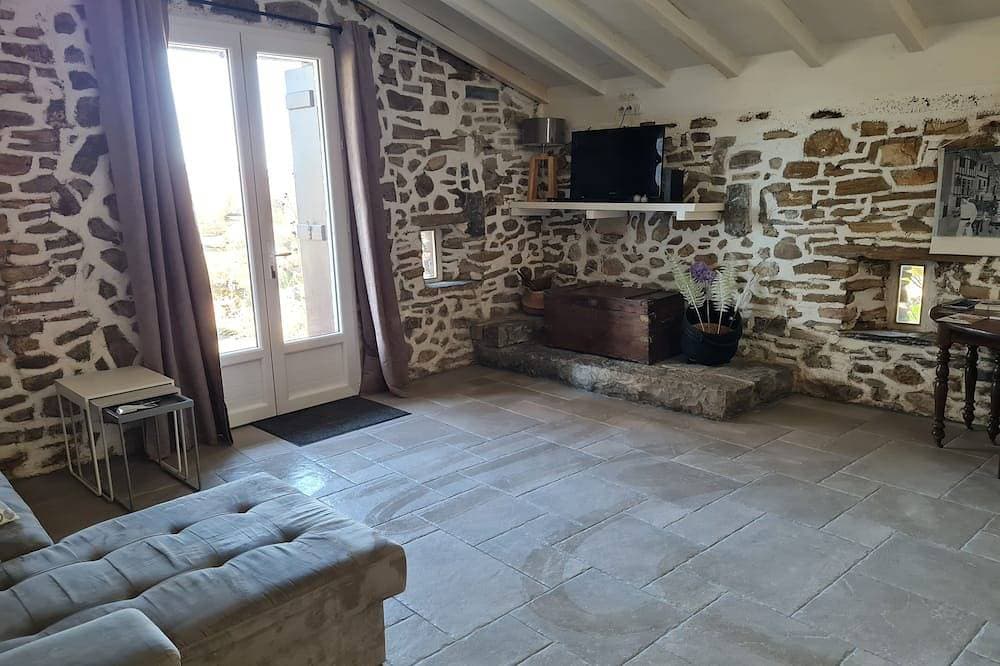 Foto 10 von 21: Old restored sheepfold in Ainhoa