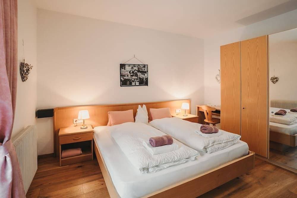 Foto 3 von 20: Zimmer „Rosé“ mit Bergblick, Gemeinschaftspool und WLAN