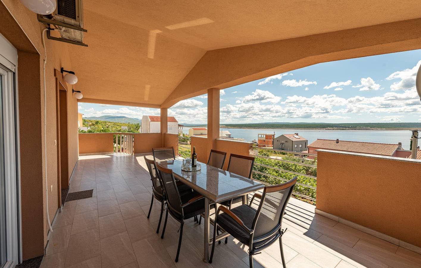 Foto 5 von 29: Gemütliche 1-Zimmer-Wohnung mit Terrasse, WLAN und Parkplatz in der Nähe von Novigradsko Mehr