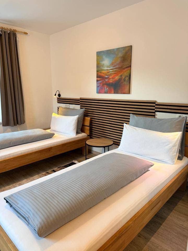 Foto 7 von 11: Twin Room with Private Bathroom