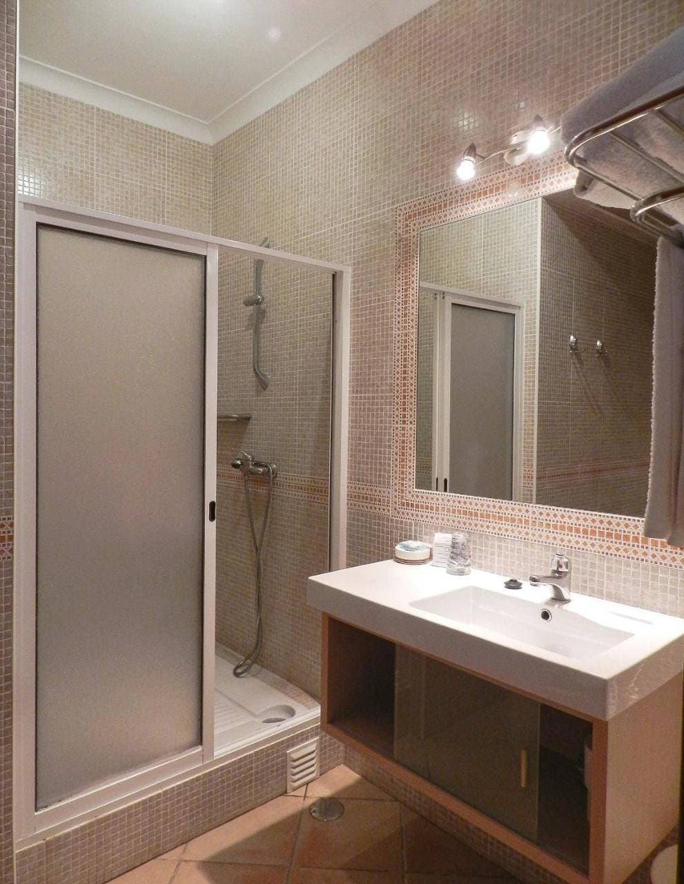 Foto 4 von 10: Twin Room with Private Bathroom