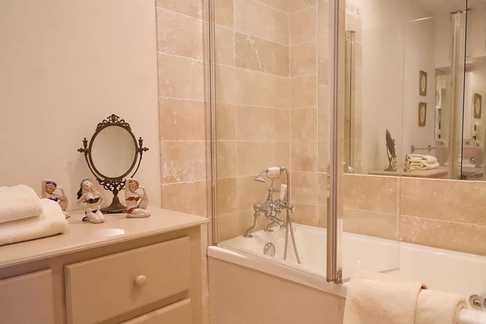 Foto 5 von 30: Manoir de la Salle du Roc - Constance suite King size bed.