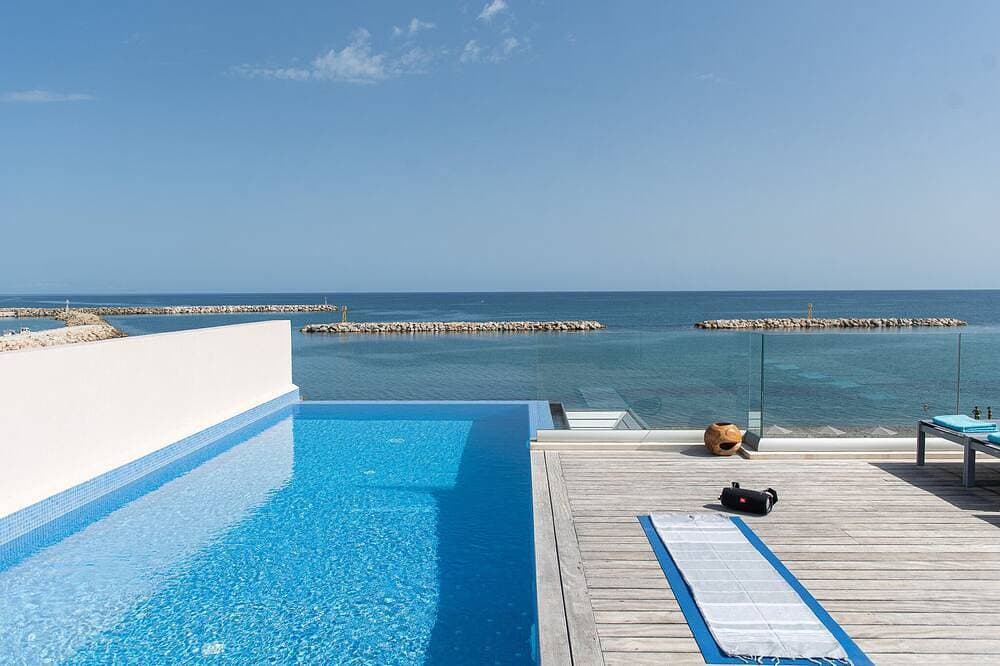 Foto 10 von 30: Celestine, beach front villa with roof top pool and spectacular views.
