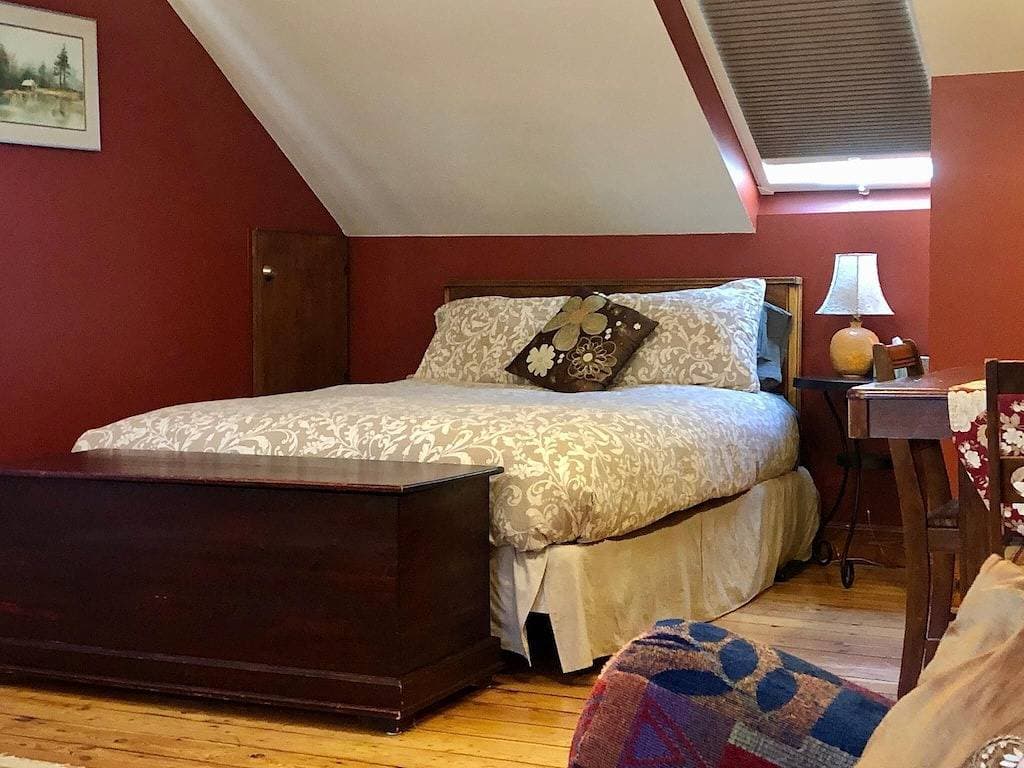Foto 9 von 24: Valhalla Suite – Cozy, Eclectic Studio in Downtown Nelson