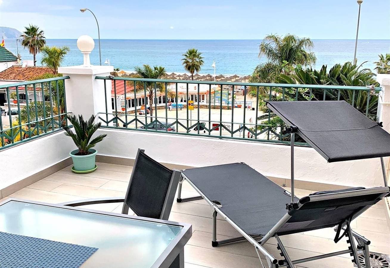 Foto 2 von 17: Schöne moderne Ferienwohnung in erster Linie am Strand mit Meerblick, WLAN, Klimaanlage und Balkon