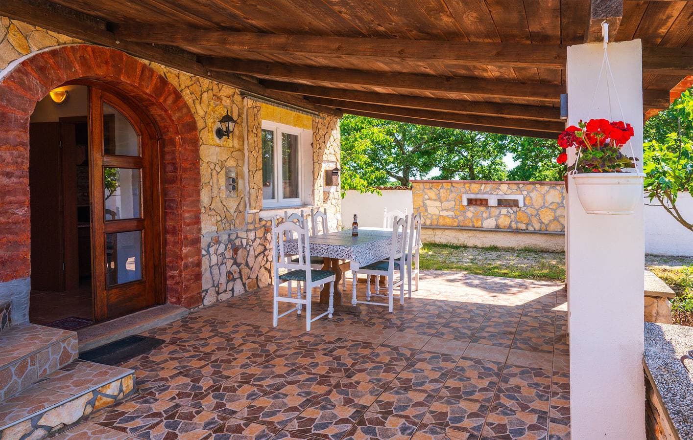 Foto 3 von 36: Gemütliche 2-Zimmer-Wohnung mit WLAN, Terrasse und Parkplatz in der Nähe der Konoba KACANA
