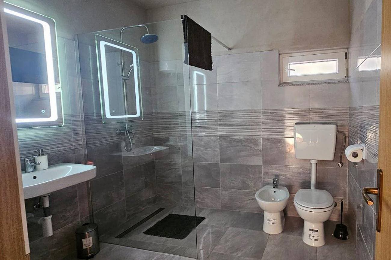 Foto 8 von 9: 1-Zimmer-Ferienwohnung mit Terrasse Gornji Karin, Novigrad A-11806-a