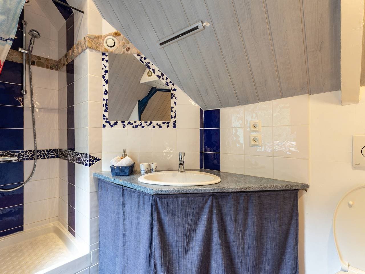 Foto 12 von 45: Gästehaus „Chambre Marine“ mit gemeinsamer Terrasse, Garten und WLAN