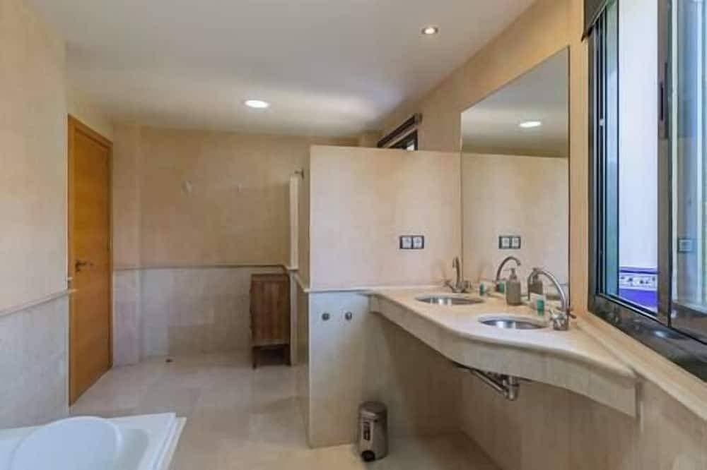 Foto 9 von 30: Tranquil 3 bed villa with private pool + sea view!