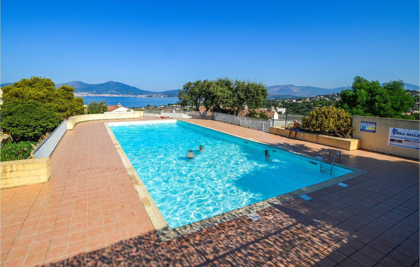 Foto 10 von 23: Appartement am Strand mit Pool und Terrasse