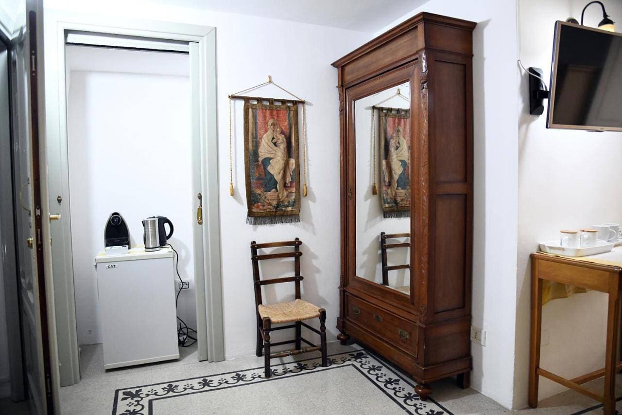 Foto 4 von 11: Double Room with Private Bathroom