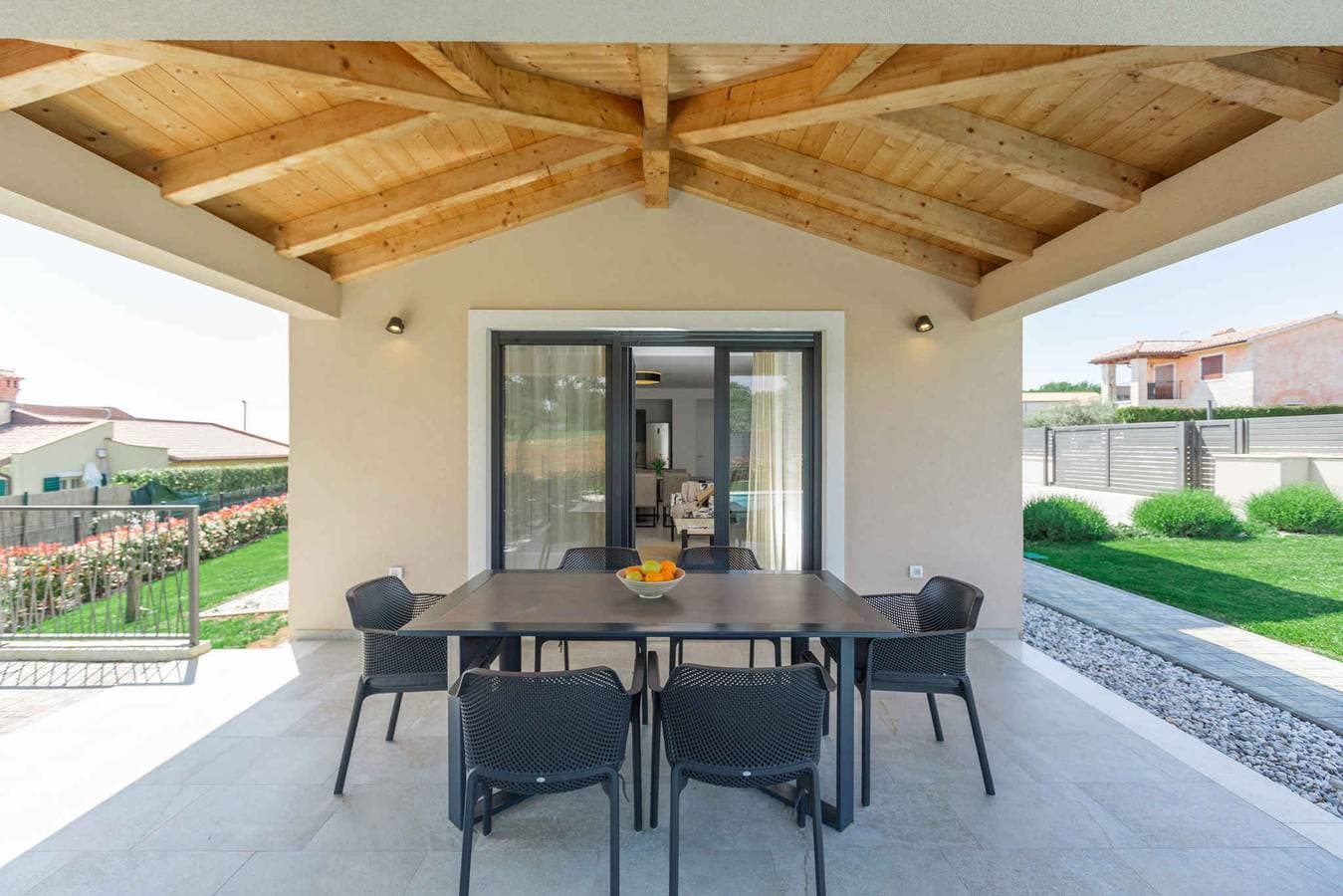 Foto 9 von 47: Ferienhaus mit Pool und schöner überdachter Terrasse