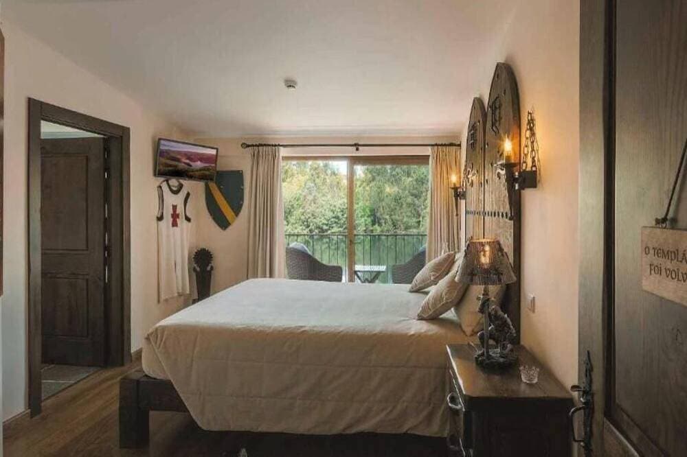 Foto 3 von 19: Jacques de Molay Suite with balcony and river view